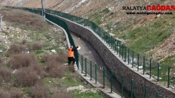 Kahta Belediyesi larva üreme noktalarını ilaçlıyor