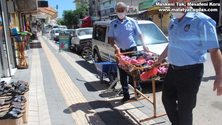 Kahta'da kaldırım işgali yapan esnaflar uyarılıyor