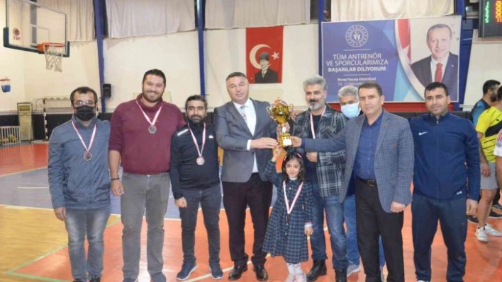 Kahta'da öğretmenler voleybol turnuvası sona erdi