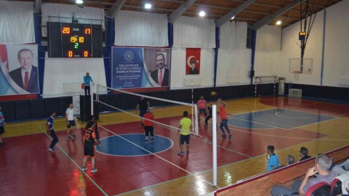 Kahta'da okullararası voleybol turnuvası