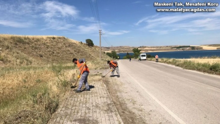 Kaldırım ve yollardaki yabani otlar temizleniyor