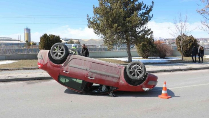 Kaldırıma çarpıp takla attı,2 kişi yaralandı