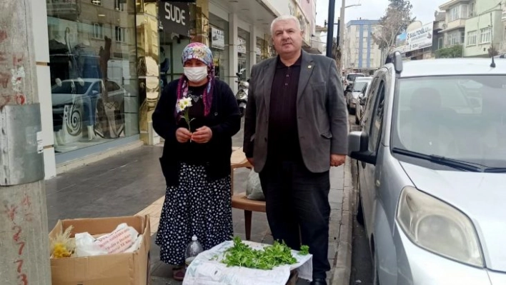 Kaldırımda yarpuz otu satan kadının tüm ürünlerini satın aldı