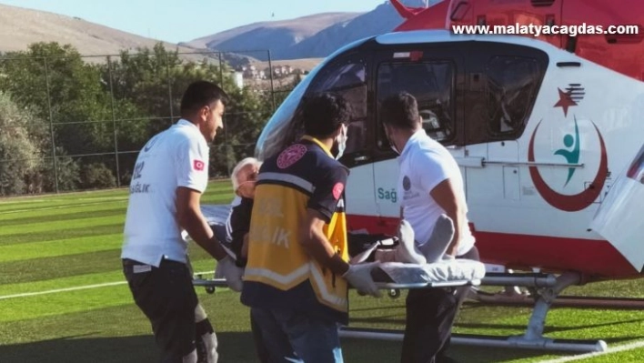 Yaşlı adamın imdadına hava ambulansı yetişti