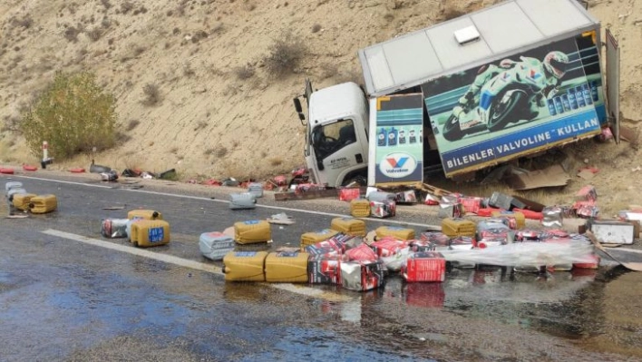 Kamyon devrildi, madeni yağlar yola saçıldı