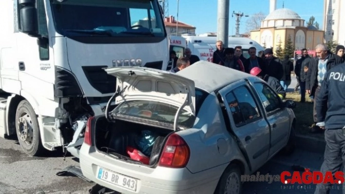 Kamyon ve otomobil çarpıştı:1 ölü, 1 yaralı