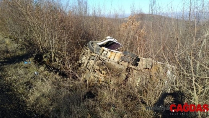 Kamyonet takla attı, tonlarca meyve yola saçıldı