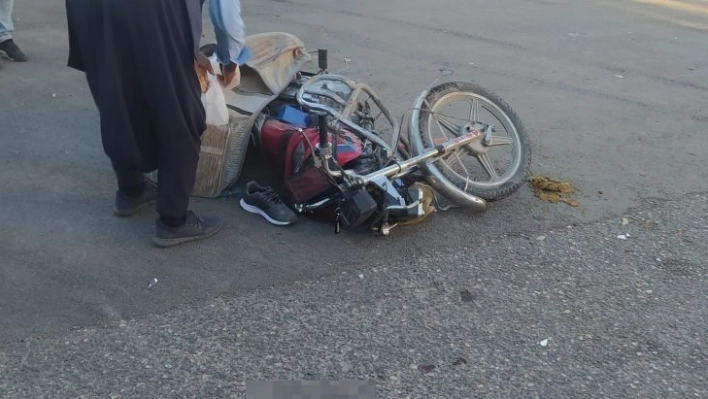 Kamyonetin altına giren motosiklet sürücüsü yaralandı