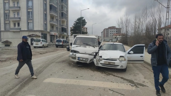 Kamyonetle otomobilin çarpıştığı kazada 2 kişi yaralandı