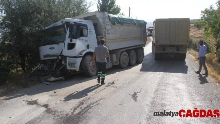 Kamyonlar çarpıştı: 1 yaralı