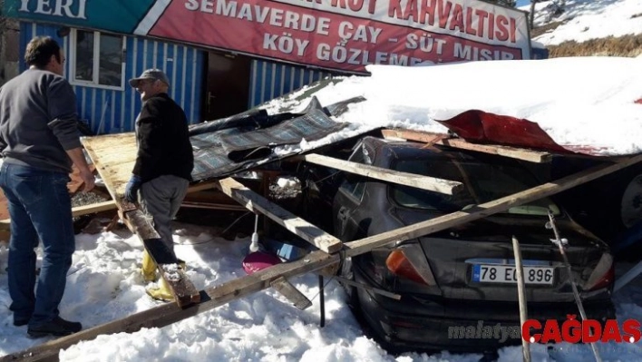 Kar birikintisine dayanamayan garaj çöktü