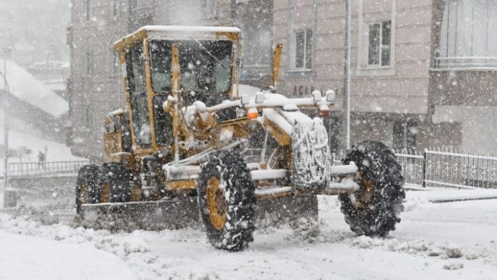 Kar Erzurum'da hayatı felç etti, bin 186 mahallenin 700'üne ulaşım sağlanamıyor