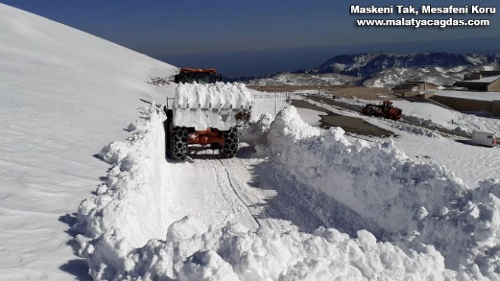 Kar kalınlığı 1 metre olan Nemrut yolu açıldı