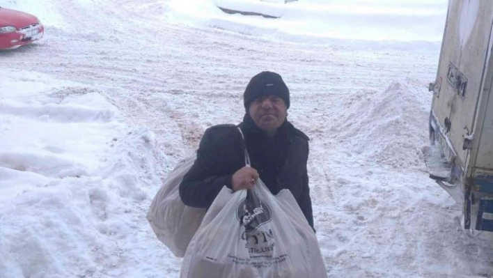 Kar nedeniyle evlerinden çıkamayanlara sırtında ekmek taşıdı