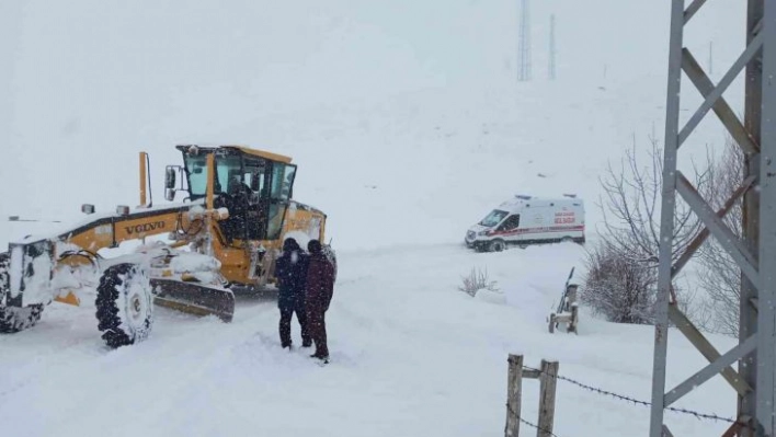 Kar nedeniyle köy yolu kapandı, ekipler yaşlı hasta için harekete geçti