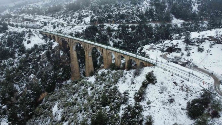 Kar ve sis manzarası ile tarihi Varda Köprüsü göz kamaştırdı