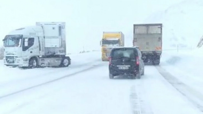 Kar ve tipi mahsur bıraktı, tırlar yolda kaldı