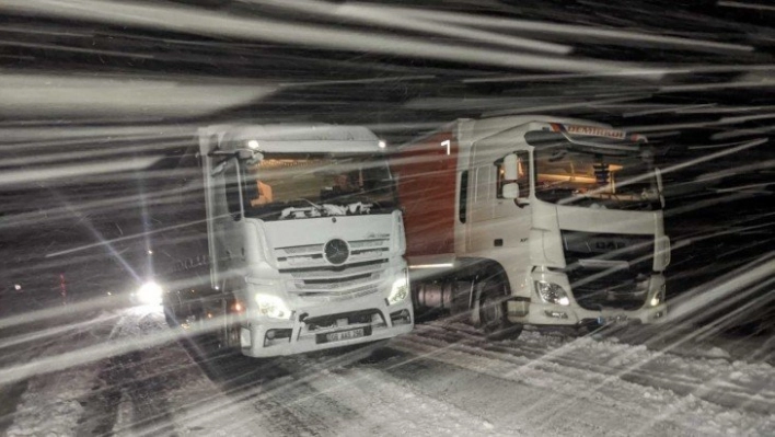 Kar ve tipi nedeniyle yol kapandı