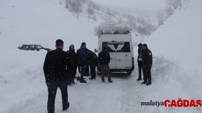 Kar ve tipide mahsur kalan 20 kişi kurtarıldı