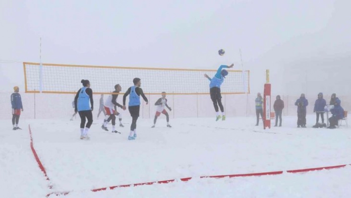 Kar voleybolu şampiyonası Sivas'ta başladı