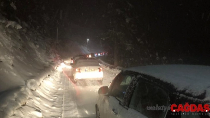 Kar yağışı Abant Tabiat Parkı yolunda trafiği etkiledi