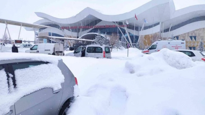 Kar yağışı hava ulaşımında aksamalara neden oldu