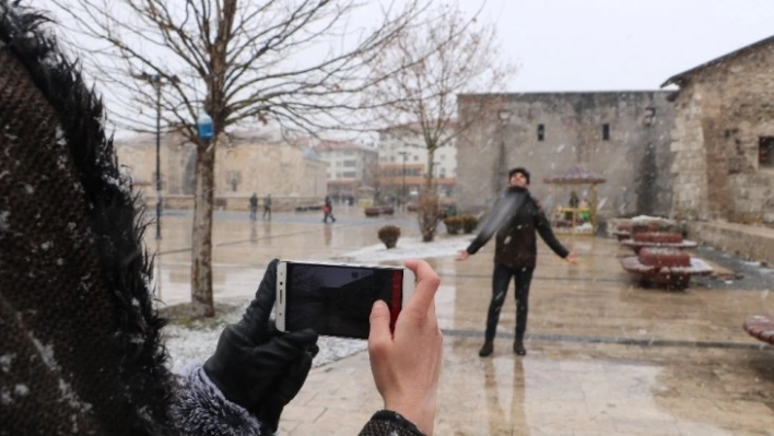 Kar yağışını fırsat bilen vatandaşlar doyasıya fotoğraf çektirdi