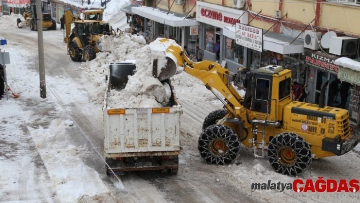 Kar yığınları kamyonlarla şehir dışına taşınıyor