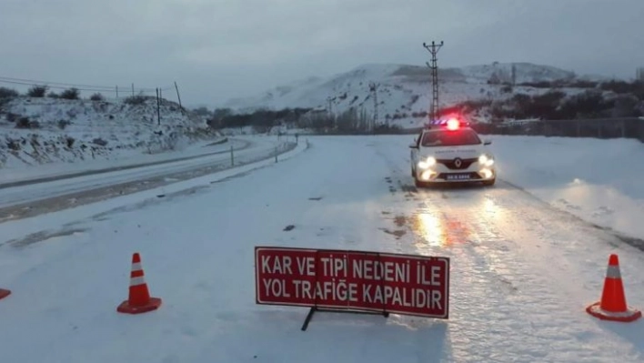 Kar yolları kapadı, araç trafiği durduruldu