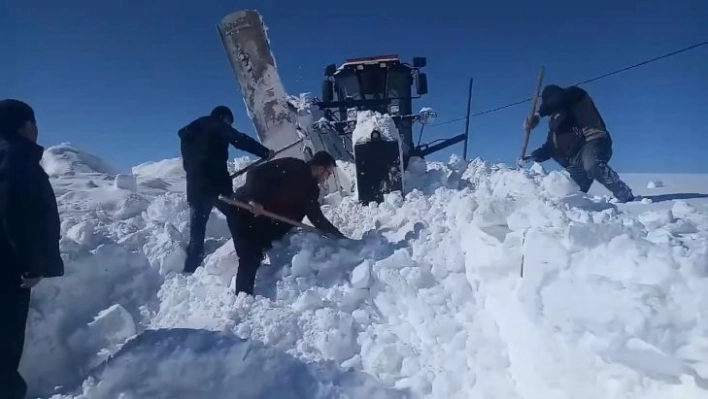 Kara saplanan araç için vatandaşlar seferber oldu