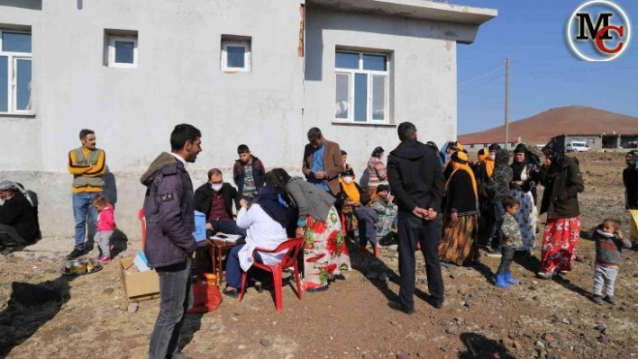 Karacadağ'da mevsimlik tarım işçileri aşılanıyor