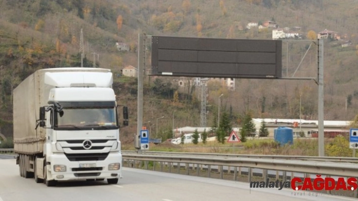 Karadeniz sahil yolunda levhalar karardı