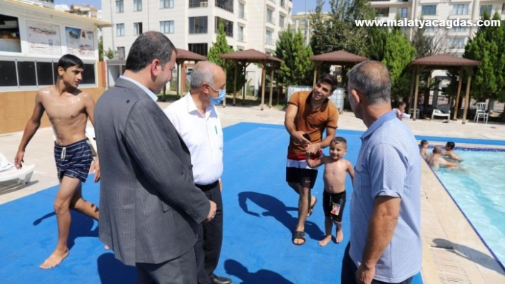 Karaköprü'de serinlemek isteyenler gençlere havuz daveti