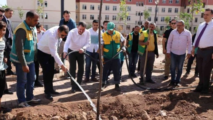 Karaköprü'de yeni parklar ağaçlandırılıyor