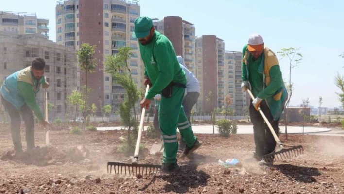 Karaköprü'de yeni yeşil alanların yapımı sürüyor