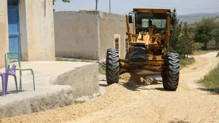 Karaköprü kırsalında yol hizmeti sürüyor