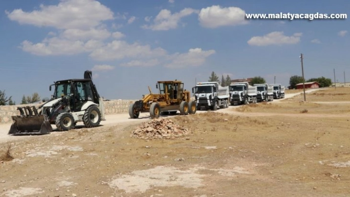 Karaköprü kırsalında yollar çamur ve tozdan kurtarılıyor