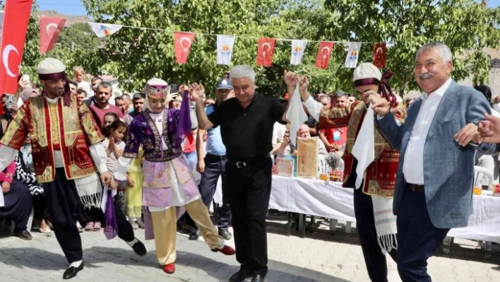 Karalar açılış yaptı, yurt ve arıtma müjdesi verdi