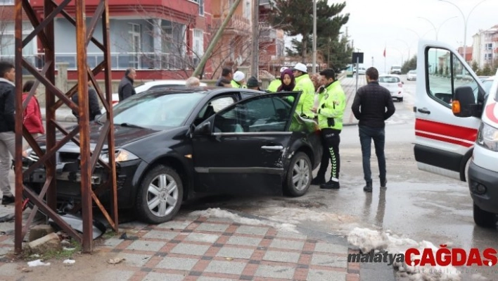 Karaman'da otomobille hafif ticari araç çarpıştı: 1 yaralı