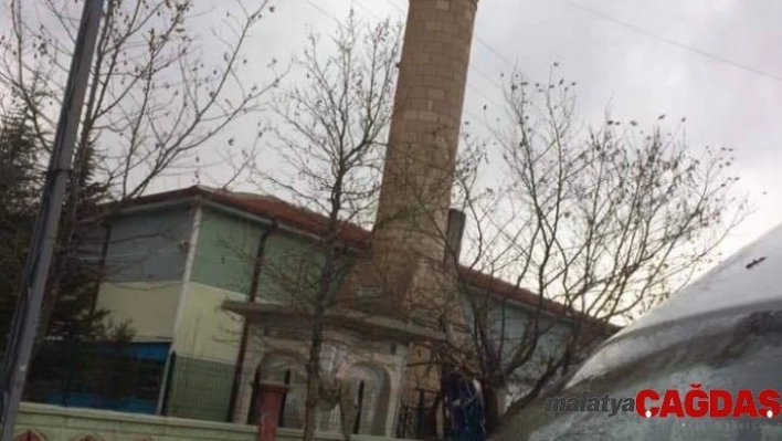 Karaman'da şiddetli rüzgar köy camisinin minaresini yıktı