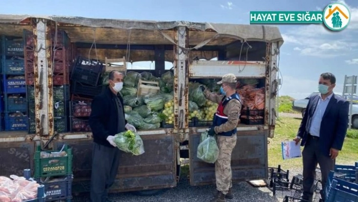 Karantina altındaki köylere sebze ve meyve dağıtıldı