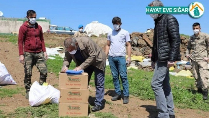 Karantinaya alınan köye gıda yardımları ulaştırıldı