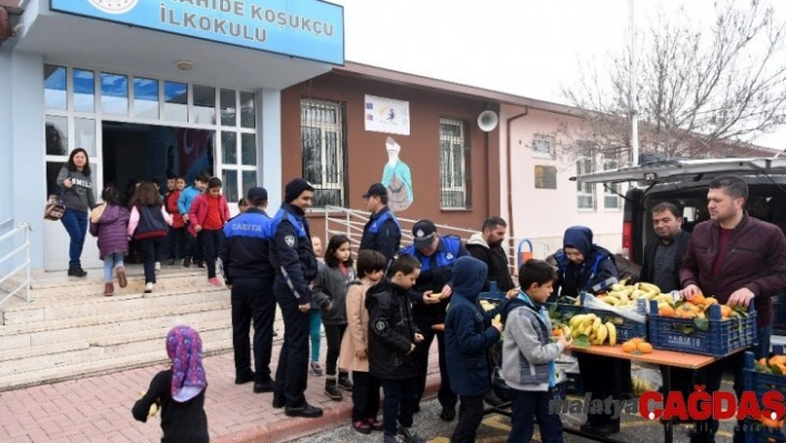 Karatay Zabıta'dan Yerli Malı Haftasında öğrencilere meyve