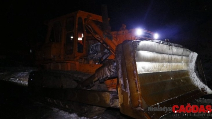 Karayolları çığ bölgesine ulaşmak için yol temizleme çalışmalarına devam ediyor