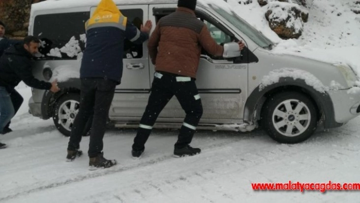 Karayolunda araçlar kar ve buzlanma nedeniyle mahsur kaldı