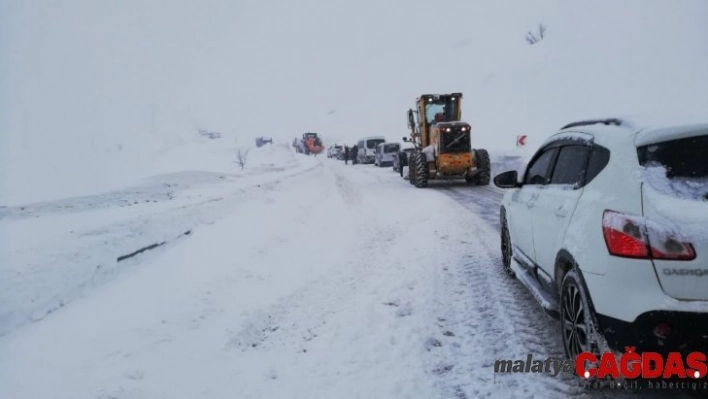 Karayolunda mahsur kalan onlarca araç 1 saatte kurtarıldı