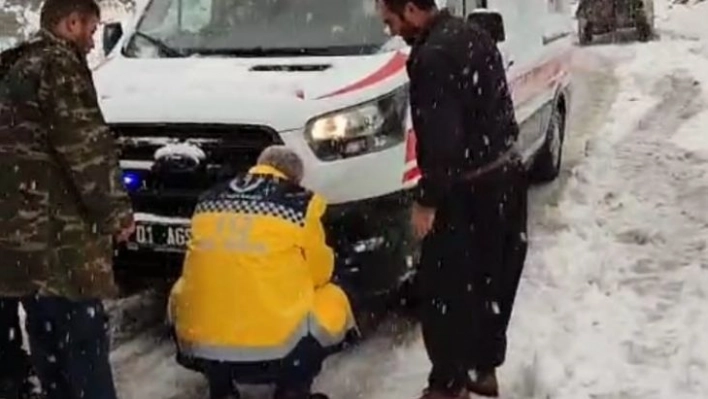 Karda mahsur kalan ambulansı köylüler traktörle çekerek yaralıya ulaştırdı