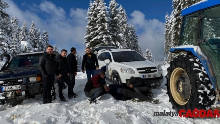 Karda mahsur kalan gençleri off roadçular kurtardı