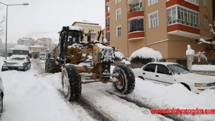 Karda mahsur kalan vatandaşlara kumanya dağıtıldı