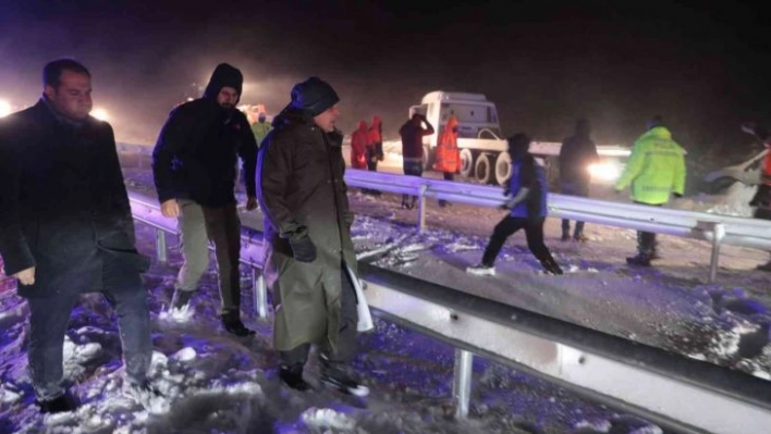 Karda mahsur kalanların imdadına belediye ekipleri yetişti